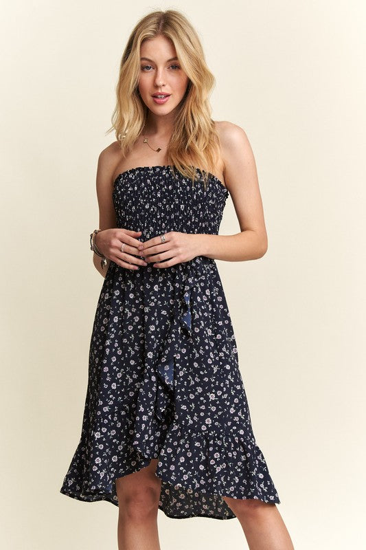 Smocked Floral Tube Dress with Pockets For Summer – FeminineFluttering Floral Tube Dress with Smocked Bodice and Convenient Pockets for a Stylish, Practical Look Stevvex
