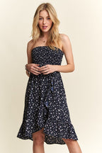 Smocked Floral Tube Dress with Pockets For Summer – FeminineFluttering Floral Tube Dress with Smocked Bodice and Convenient Pockets for a Stylish, Practical Look Stevvex