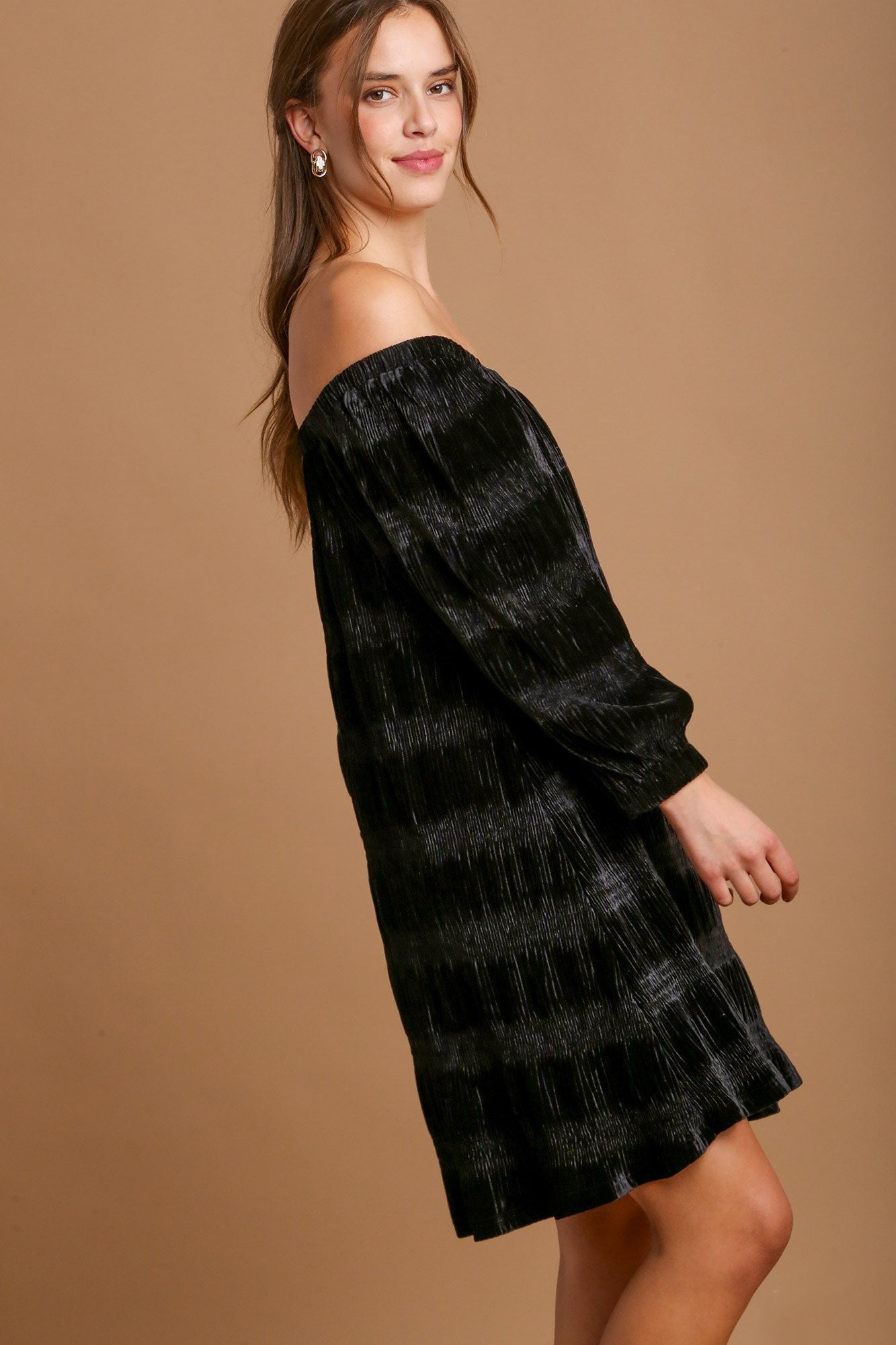 Off-Shoulder Balloon Sleeve Velvet Mini Dress – Glamorous Off-Shoulder Design, Playful Balloon Sleeves, Luxurious Velvet Fabric, Elegant & Sexy Mini Dress for Parties and Date Nights Stevvex