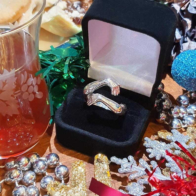 Simple And Creative Love Hands Embracing Ring Pi-Mart