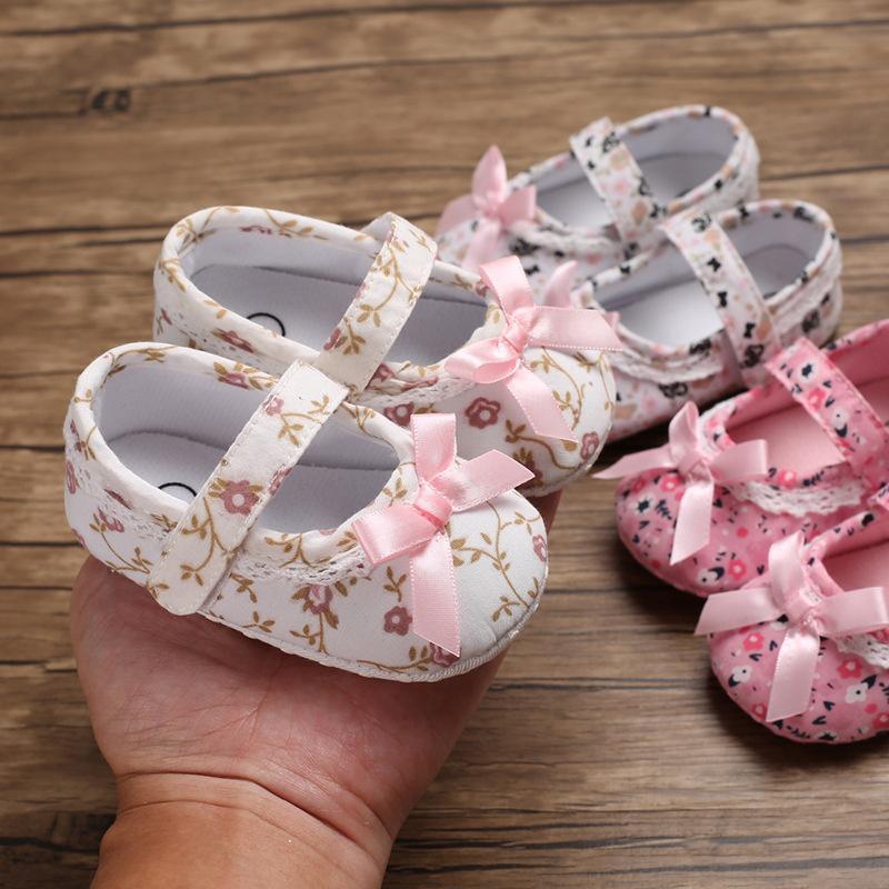 Sweet Princess White Floral Baby Girls Cotton Crib Shoes Soft Sole Anti-slip Elegant Design Shoes For Baby Girls Stevvex