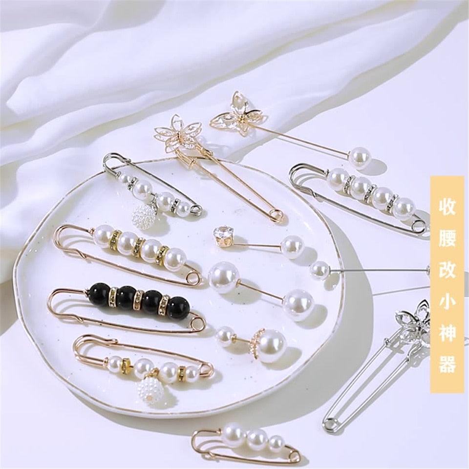 1pcs Fashion Pearl Fixed Strap Charm Safety Pin Sweater Cardigan Clip Brooches Rhinestone Metal Jewelry Sweater Shawl Clips Faux Crystal and Pearl Pins for Fixing on Sweaters Stevvex