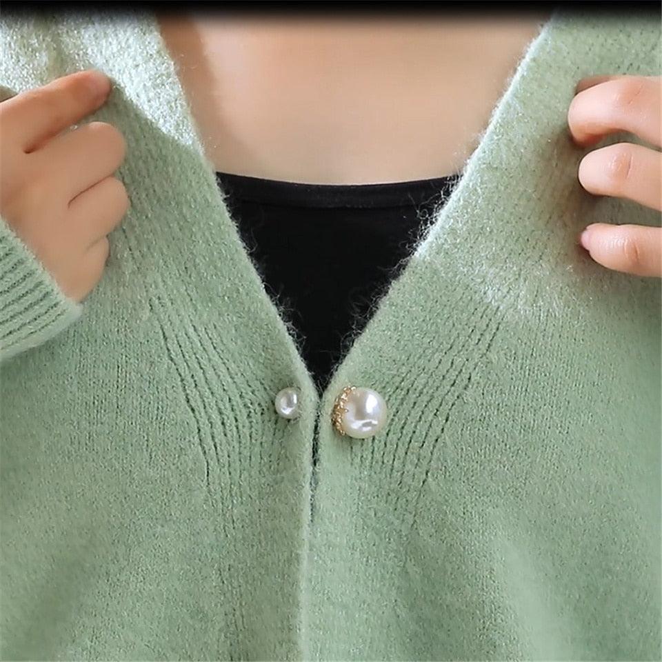 1pcs Fashion Pearl Fixed Strap Charm Safety Pin Sweater Cardigan Clip Brooches Rhinestone Metal Jewelry Sweater Shawl Clips Faux Crystal and Pearl Pins for Fixing on Sweaters Stevvex