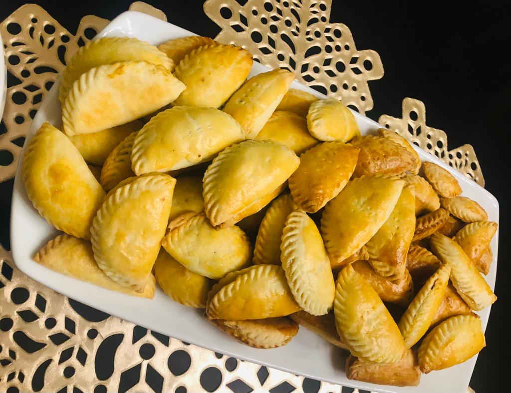 2-in-1 Dough Press Dumpling Empanada Maker Manual Wrapper Mold Kitchen Tool BandsCo Straps