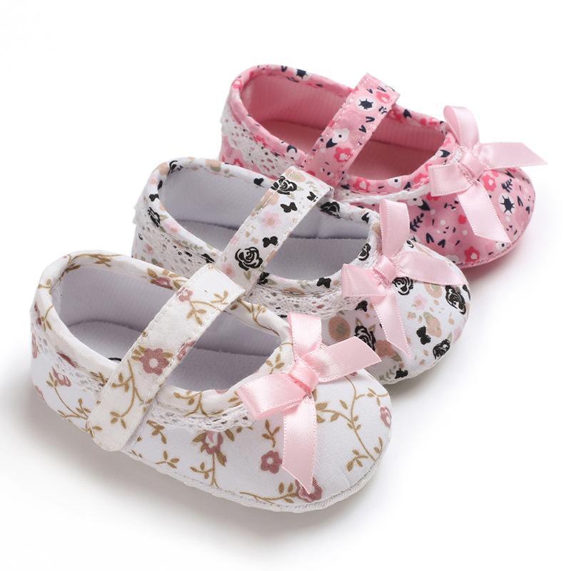 Sweet Princess White Floral Baby Girls Cotton Crib Shoes Soft Sole Anti-slip Elegant Design Shoes For Baby Girls Stevvex