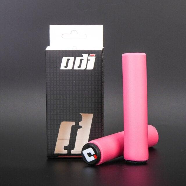 2PCS Silicone Bicycle Handlebar Grips Anti-Slip Shock-Asorbing Mountain Bike Handlebar Grip Silica Gel Super Light Anti-Skid Shock-Proof Handle Bar Locking Grips Cycling Grips Stevvex