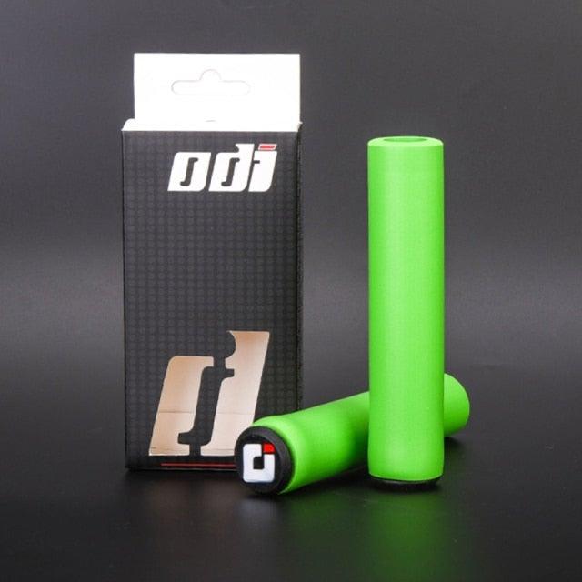2PCS Silicone Bicycle Handlebar Grips Anti-Slip Shock-Asorbing Mountain Bike Handlebar Grip Silica Gel Super Light Anti-Skid Shock-Proof Handle Bar Locking Grips Cycling Grips Stevvex