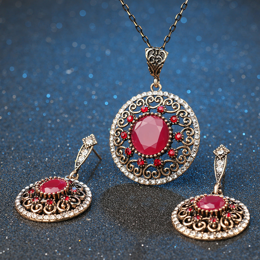 Bridal suit 2021 new style genuine Luo Yang set jewelry, hollowed out with resin, diamond necklace, earring two sets Pi-Mart