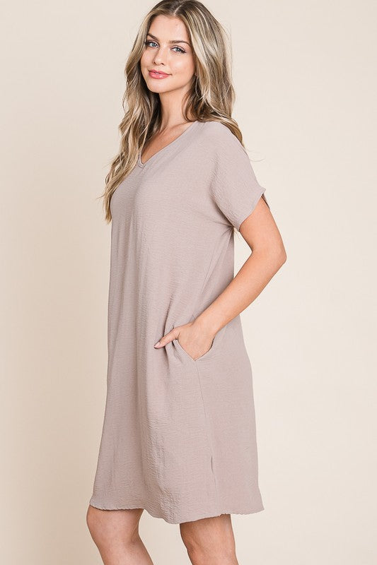 V-Neck Short Sleeve Dress with Pockets For Women – Casual, Stylish and Practical Dress with a Feminine V-Neck Design and Convenient Pockets Stevvex