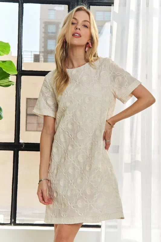 Applique Round Neck Short Sleeve Shift Dress – Timeless & Elegant Round Neck Shift Dress with Sophisticated Applique Detailing for Versatile Day-to-Night Wear Stevvex