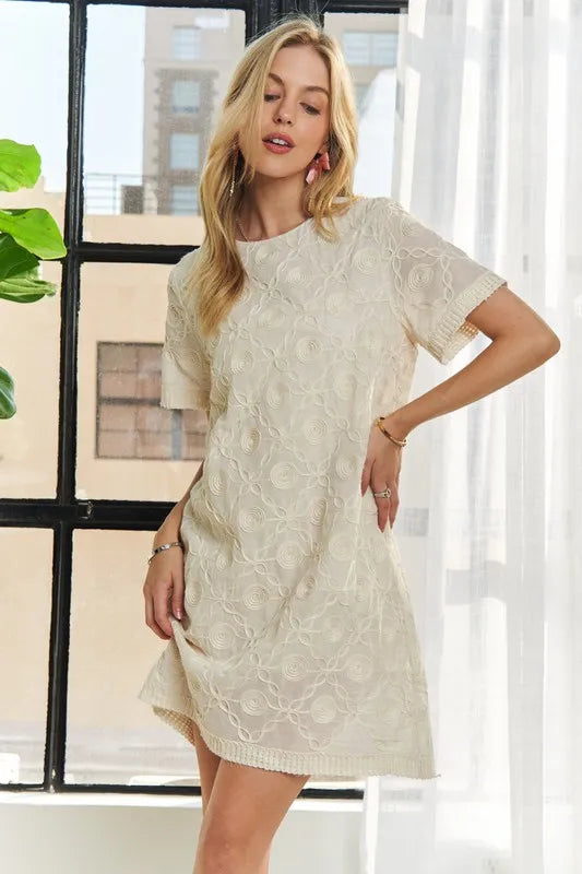 Applique Round Neck Short Sleeve Shift Dress – Timeless & Elegant Round Neck Shift Dress with Sophisticated Applique Detailing for Versatile Day-to-Night Wear Stevvex