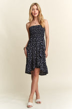 Smocked Floral Tube Dress with Pockets For Summer – FeminineFluttering Floral Tube Dress with Smocked Bodice and Convenient Pockets for a Stylish, Practical Look Stevvex