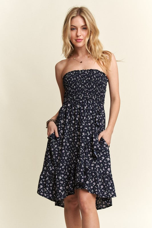 Smocked Floral Tube Dress with Pockets For Summer – FeminineFluttering Floral Tube Dress with Smocked Bodice and Convenient Pockets for a Stylish, Practical Look Stevvex