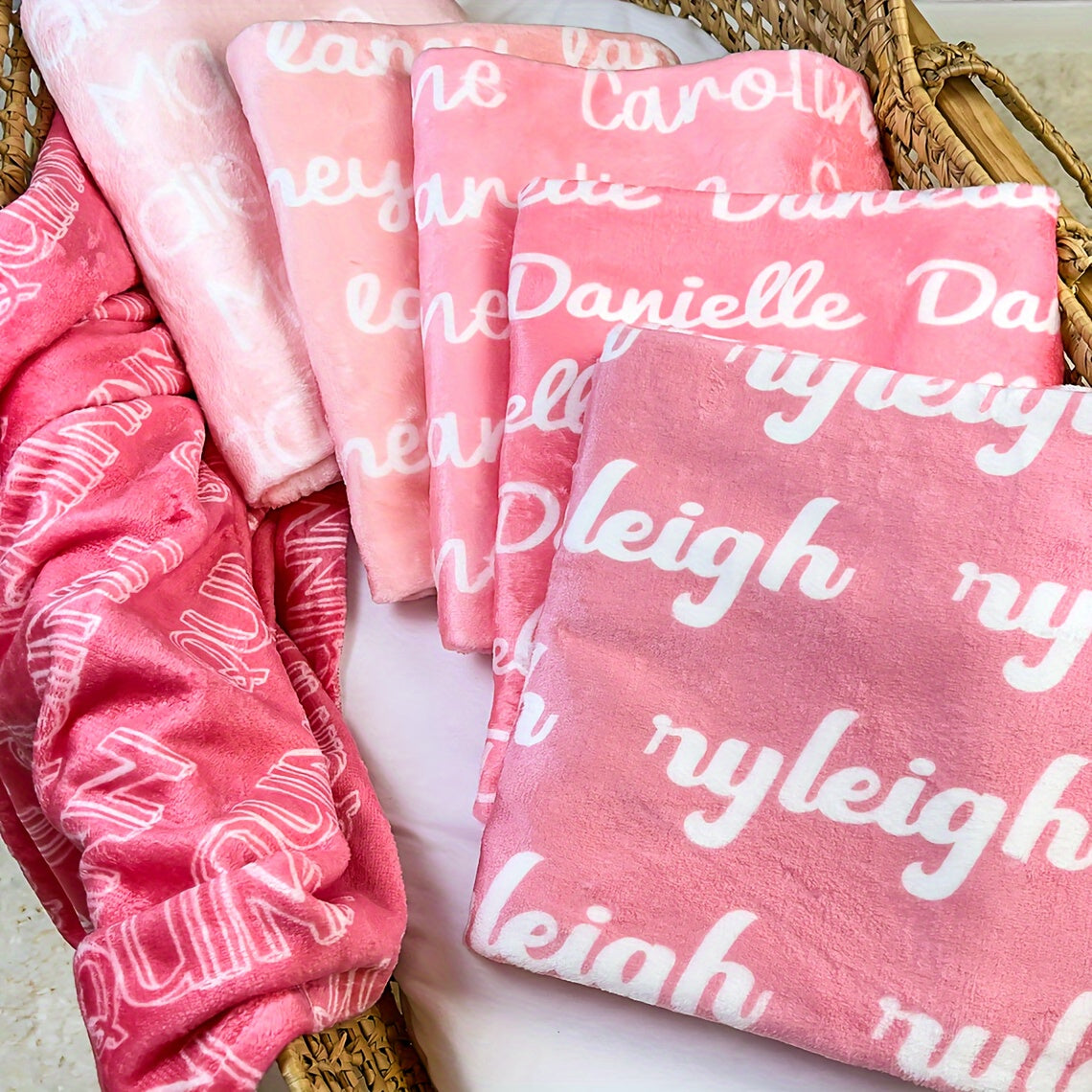 1pc Exclusive Personalized Soft Flannel Sofa Blanket - Customizable with Any Name, Perfect Gift for Friends and Family - Cozy TV Blanket for Chilly Nights