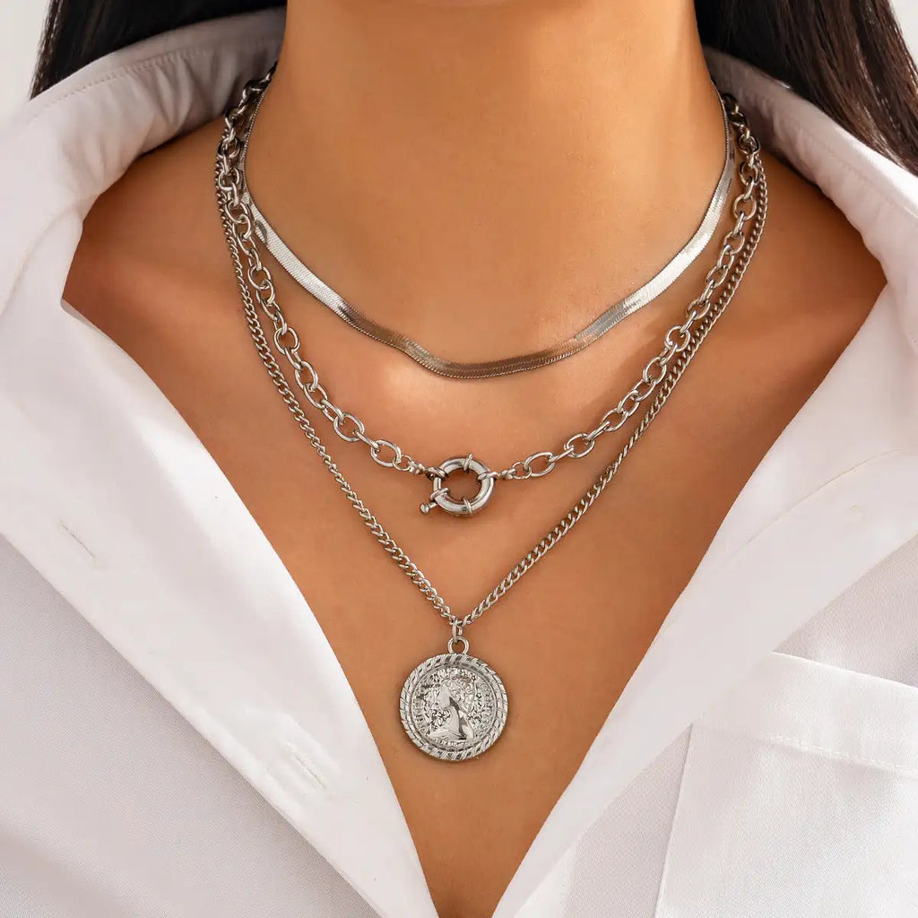Vintage Ins Portrait Pendant Necklace Suit