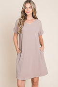 V-Neck Short Sleeve Dress with Pockets For Women – Casual, Stylish and Practical Dress with a Feminine V-Neck Design and Convenient Pockets Stevvex