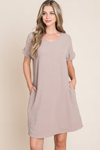 V-Neck Short Sleeve Dress with Pockets For Women – Casual, Stylish and Practical Dress with a Feminine V-Neck Design and Convenient Pockets Stevvex