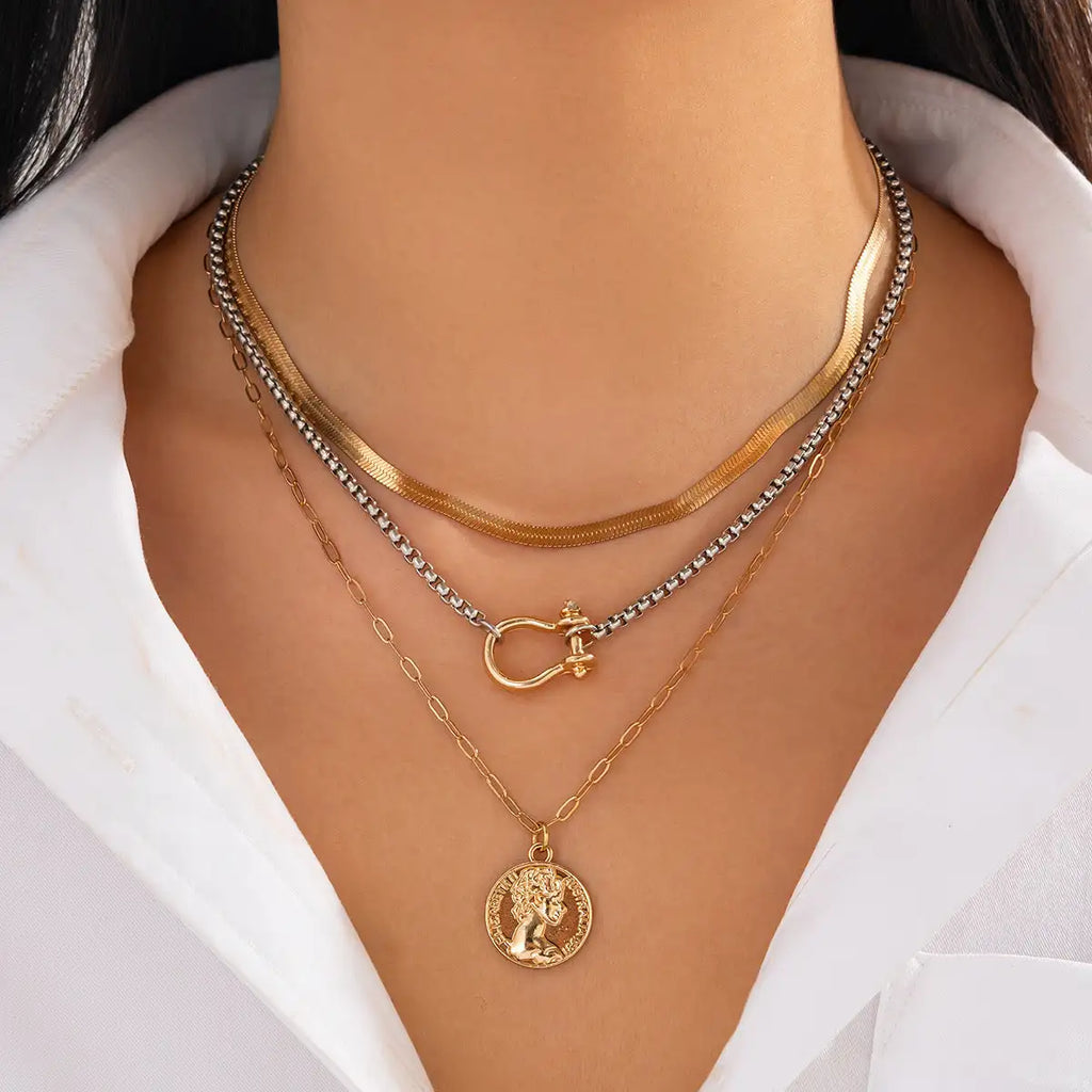 Vintage Ins Portrait Pendant Necklace Suit