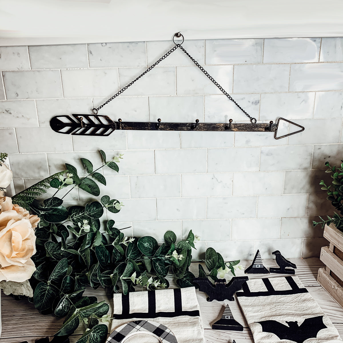 Arrow Wall Hook Hanger 6 Hook Metal Key and Jewelry Organizer Black 18x1.5x0.05 BandsCo Straps