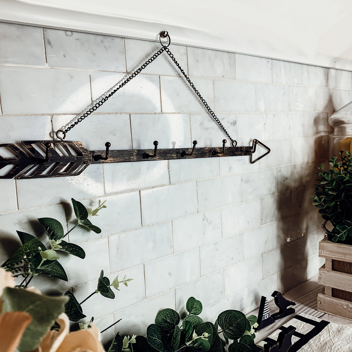 Arrow Wall Hook Hanger 6 Hook Metal Key and Jewelry Organizer Black 18x1.5x0.05 BandsCo Straps