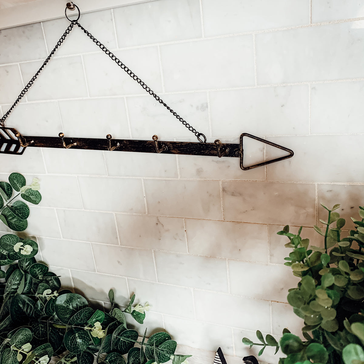 Arrow Wall Hook Hanger 6 Hook Metal Key and Jewelry Organizer Black 18x1.5x0.05 BandsCo Straps