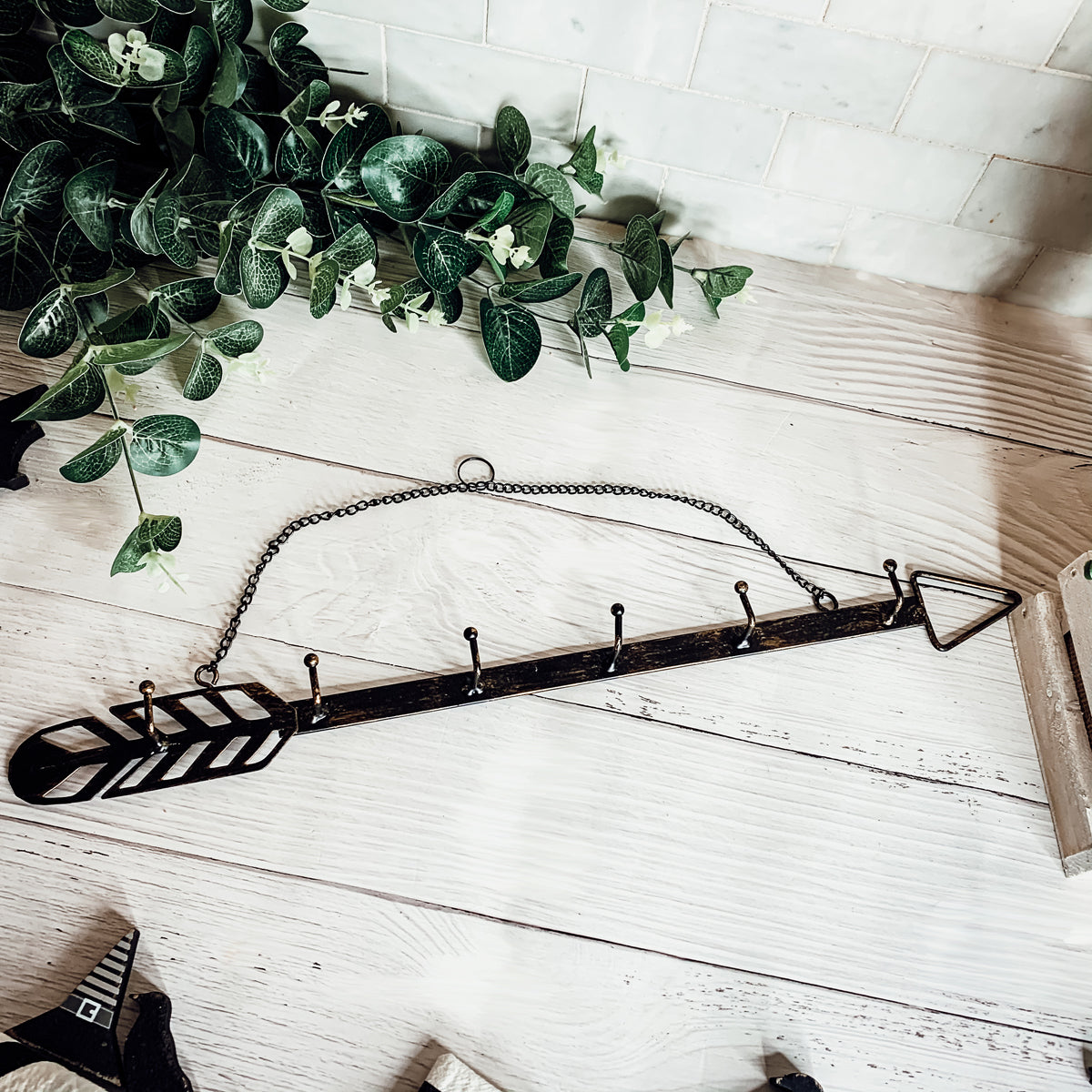 Arrow Wall Hook Hanger 6 Hook Metal Key and Jewelry Organizer Black 18x1.5x0.05 BandsCo Straps