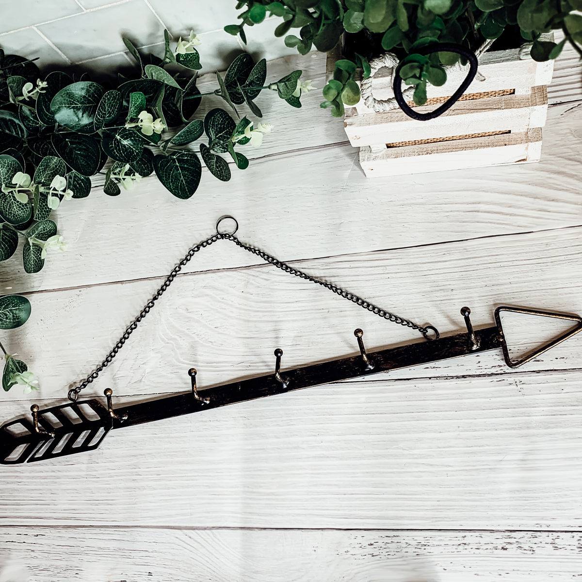 Arrow Wall Hook Hanger 6 Hook Metal Key and Jewelry Organizer Black 18x1.5x0.05 BandsCo Straps