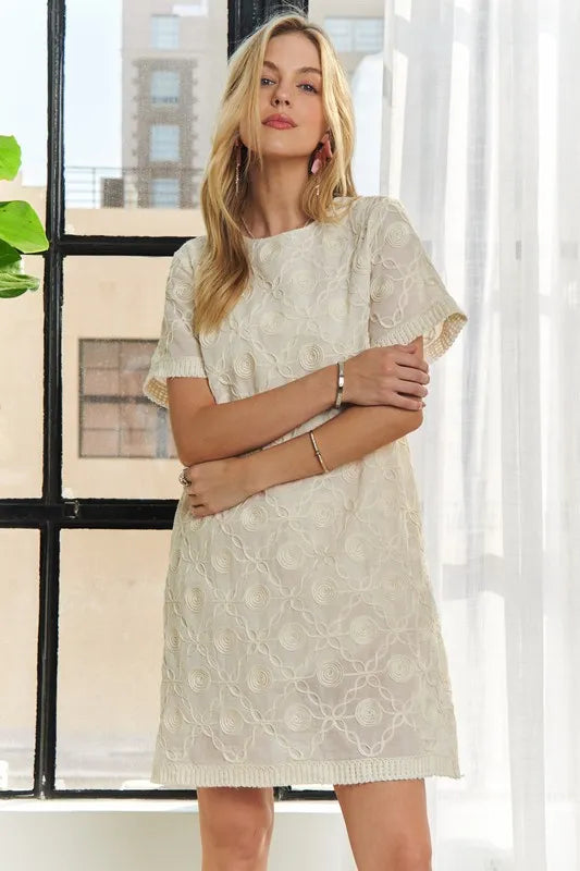 Applique Round Neck Short Sleeve Shift Dress – Timeless & Elegant Round Neck Shift Dress with Sophisticated Applique Detailing for Versatile Day-to-Night Wear Stevvex