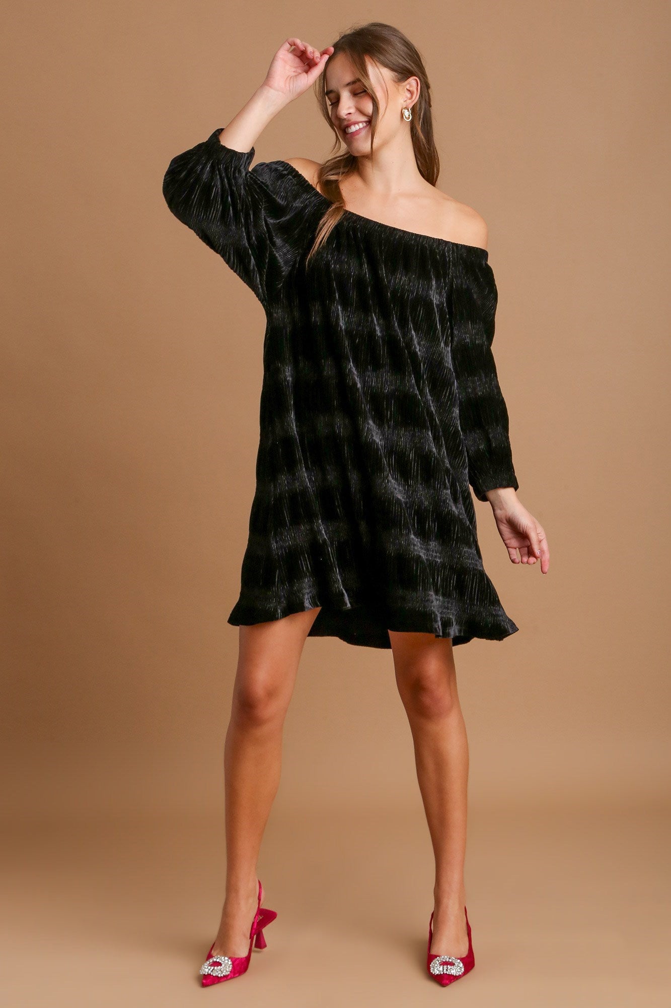 Off-Shoulder Balloon Sleeve Velvet Mini Dress – Glamorous Off-Shoulder Design, Playful Balloon Sleeves, Luxurious Velvet Fabric, Elegant & Sexy Mini Dress for Parties and Date Nights Stevvex