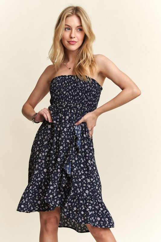 Smocked Floral Tube Dress with Pockets For Summer – FeminineFluttering Floral Tube Dress with Smocked Bodice and Convenient Pockets for a Stylish, Practical Look Stevvex