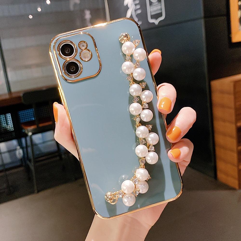Beautiful White Pearl Chain Gold Color Plating Straight Edge Phone Case for iPhone 13 11 12 Pro Max Case for iPhone X XS MAX XR 7 8 Plus Phone Case Plating Pearl Chain Wrist Bracelet Cover Stevvex