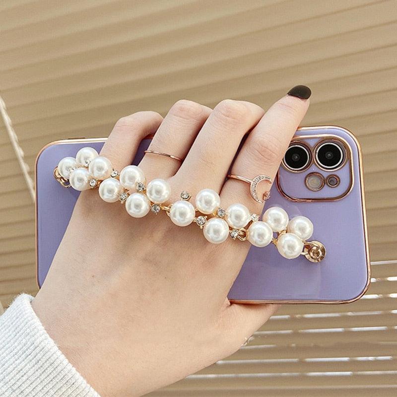 Beautiful White Pearl Chain Gold Color Plating Straight Edge Phone Case for iPhone 13 11 12 Pro Max Case for iPhone X XS MAX XR 7 8 Plus Phone Case Plating Pearl Chain Wrist Bracelet Cover Stevvex