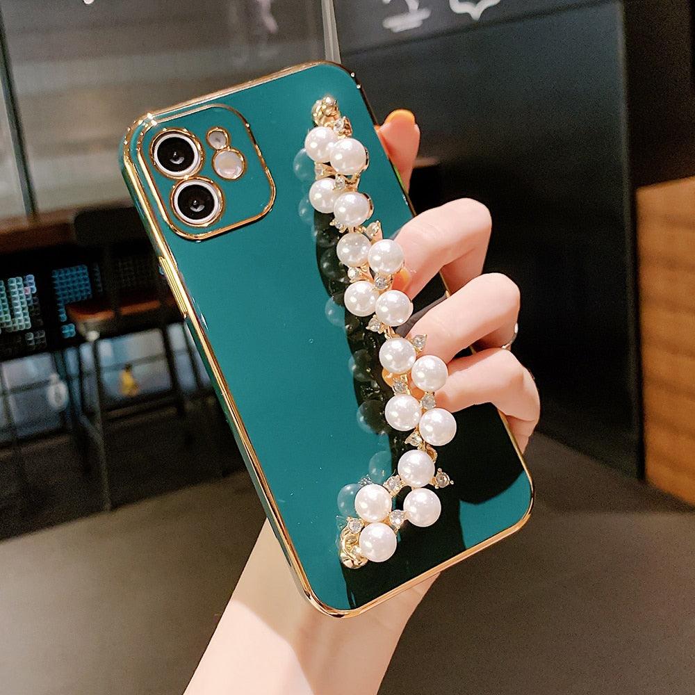 Beautiful White Pearl Chain Gold Color Plating Straight Edge Phone Case for iPhone 13 11 12 Pro Max Case for iPhone X XS MAX XR 7 8 Plus Phone Case Plating Pearl Chain Wrist Bracelet Cover Stevvex