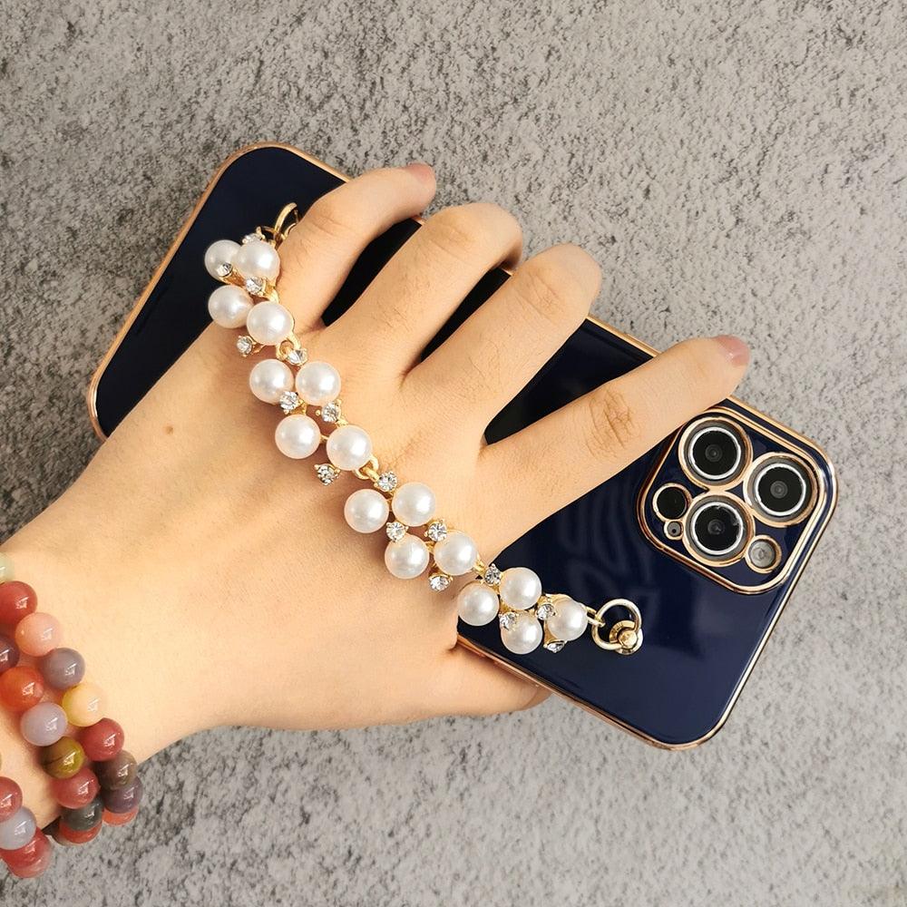 Beautiful White Pearl Chain Gold Color Plating Straight Edge Phone Case for iPhone 13 11 12 Pro Max Case for iPhone X XS MAX XR 7 8 Plus Phone Case Plating Pearl Chain Wrist Bracelet Cover Stevvex