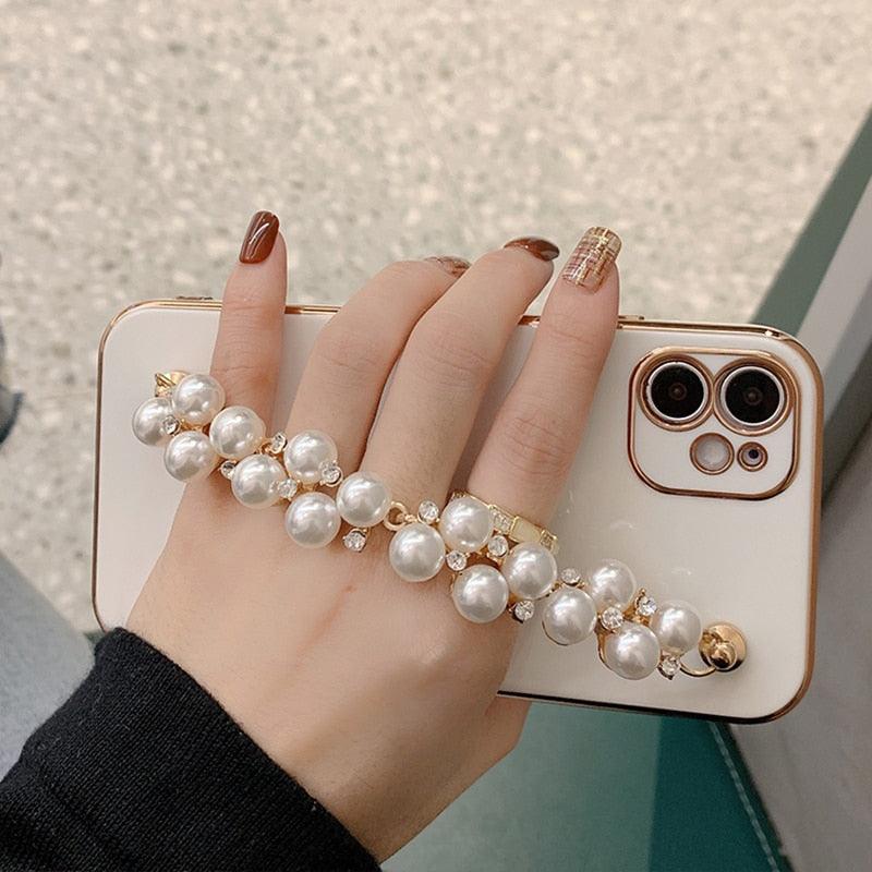 Beautiful White Pearl Chain Gold Color Plating Straight Edge Phone Case for iPhone 13 11 12 Pro Max Case for iPhone X XS MAX XR 7 8 Plus Phone Case Plating Pearl Chain Wrist Bracelet Cover Stevvex