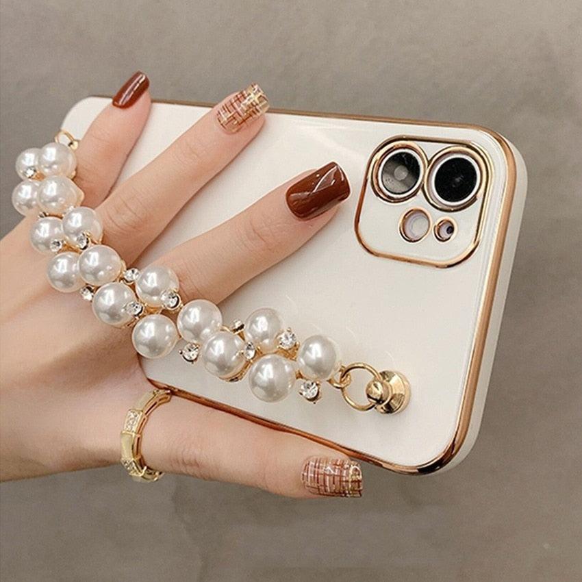 Beautiful White Pearl Chain Gold Color Plating Straight Edge Phone Case for iPhone 13 11 12 Pro Max Case for iPhone X XS MAX XR 7 8 Plus Phone Case Plating Pearl Chain Wrist Bracelet Cover Stevvex