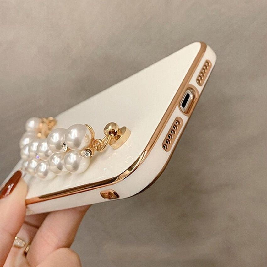 Beautiful White Pearl Chain Gold Color Plating Straight Edge Phone Case for iPhone 13 11 12 Pro Max Case for iPhone X XS MAX XR 7 8 Plus Phone Case Plating Pearl Chain Wrist Bracelet Cover Stevvex