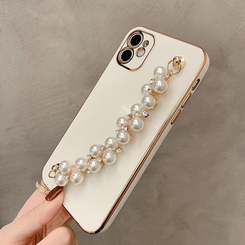 Beautiful White Pearl Chain Gold Color Plating Straight Edge Phone Case for iPhone 13 11 12 Pro Max Case for iPhone X XS MAX XR 7 8 Plus Phone Case Plating Pearl Chain Wrist Bracelet Cover Stevvex