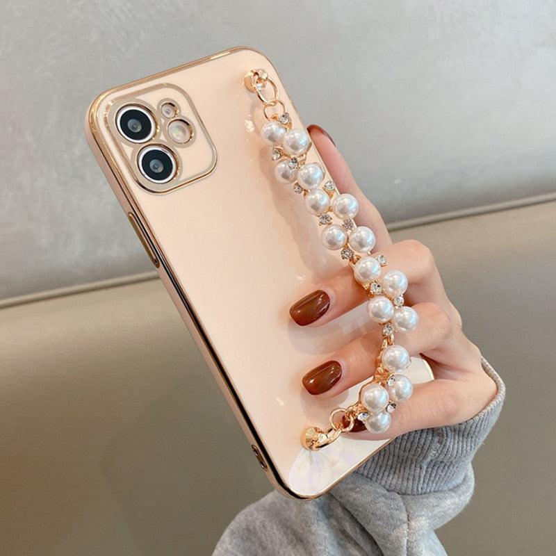 Beautiful White Pearl Chain Gold Color Plating Straight Edge Phone Case for iPhone 13 11 12 Pro Max Case for iPhone X XS MAX XR 7 8 Plus Phone Case Plating Pearl Chain Wrist Bracelet Cover Stevvex