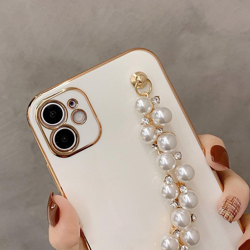 Beautiful White Pearl Chain Gold Color Plating Straight Edge Phone Case for iPhone 13 11 12 Pro Max Case for iPhone X XS MAX XR 7 8 Plus Phone Case Plating Pearl Chain Wrist Bracelet Cover Stevvex