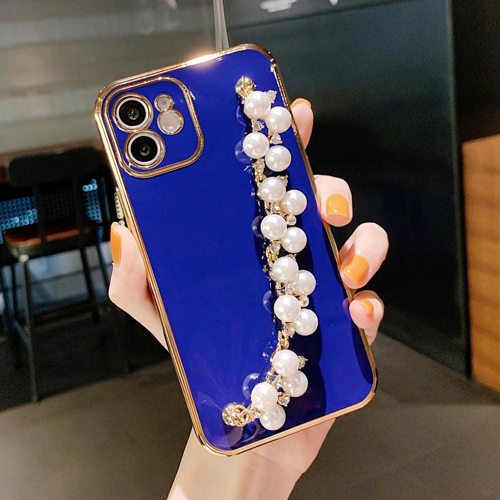 Beautiful White Pearl Chain Gold Color Plating Straight Edge Phone Case for iPhone 13 11 12 Pro Max Case for iPhone X XS MAX XR 7 8 Plus Phone Case Plating Pearl Chain Wrist Bracelet Cover Stevvex