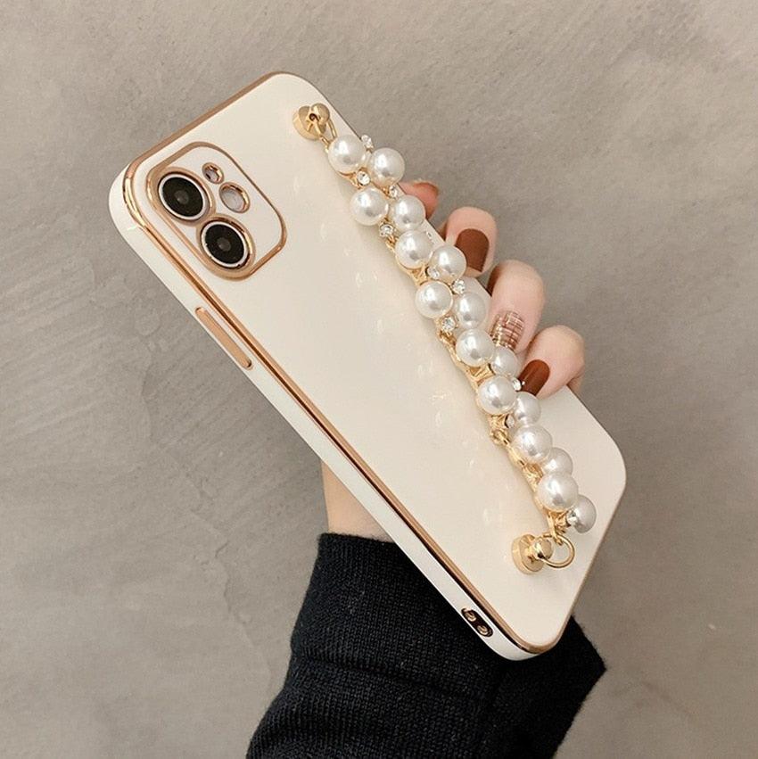 Beautiful White Pearl Chain Gold Color Plating Straight Edge Phone Case for iPhone 13 11 12 Pro Max Case for iPhone X XS MAX XR 7 8 Plus Phone Case Plating Pearl Chain Wrist Bracelet Cover Stevvex