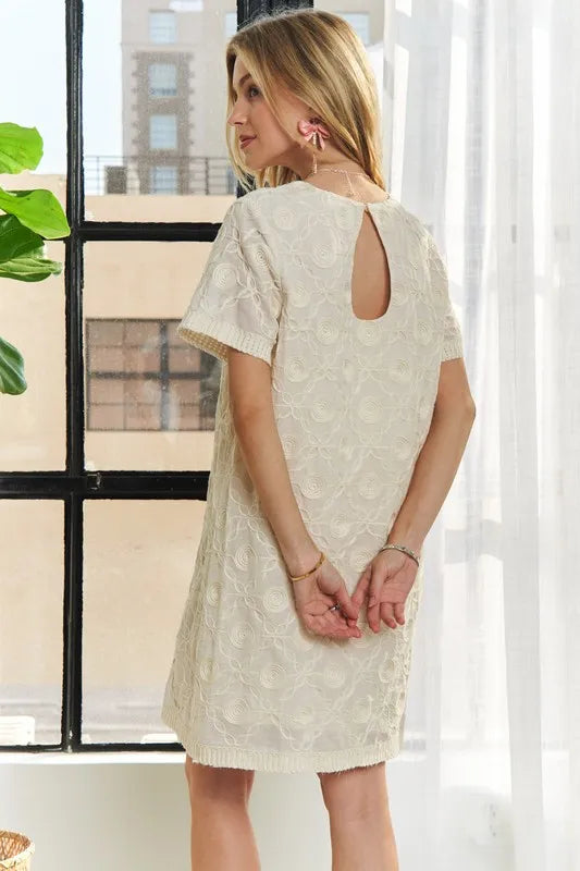 Applique Round Neck Short Sleeve Shift Dress – Timeless & Elegant Round Neck Shift Dress with Sophisticated Applique Detailing for Versatile Day-to-Night Wear Stevvex