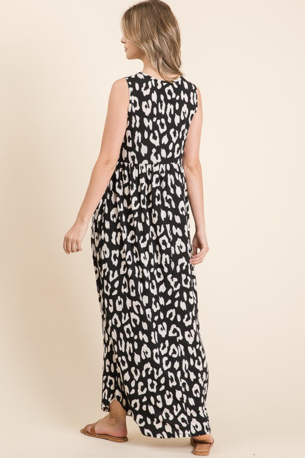 Leopard Maxi Dress with Pockets – Trendy Leopard Print Dress, Pocketed Maxi Dress, Shirred Waist Dress, Comfortable Leopard Dress, Stylish Maxi Dress, Chic Animal Print Dress, Casual Chic Maxi Dress Stevvex