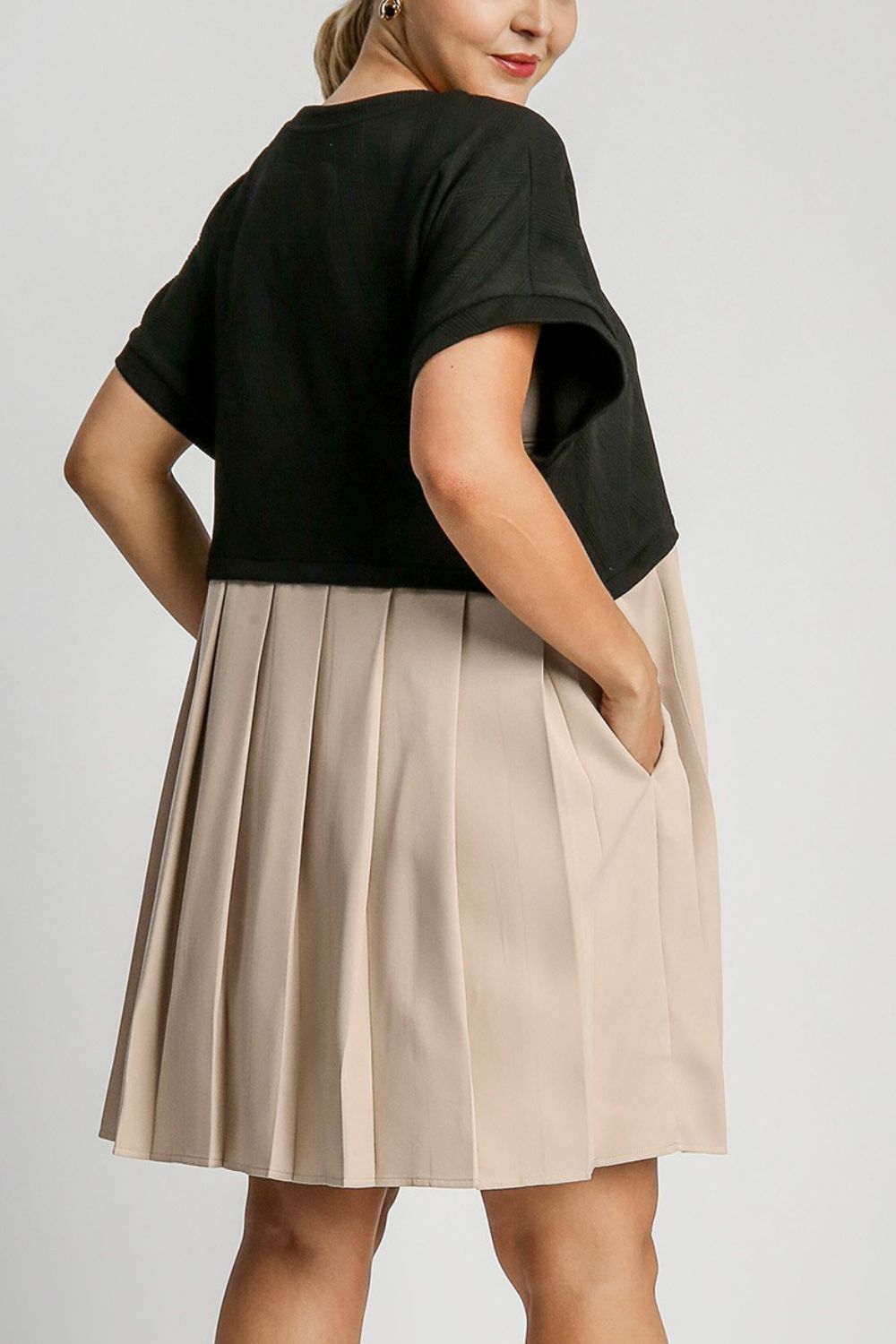 Black Full Size Round Neck Dress with Side Pockets Plus Size Casual Women Outdoor Dress Stevvex