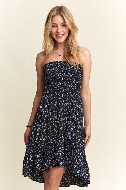 Smocked Floral Tube Dress with Pockets For Summer – FeminineFluttering Floral Tube Dress with Smocked Bodice and Convenient Pockets for a Stylish, Practical Look Stevvex