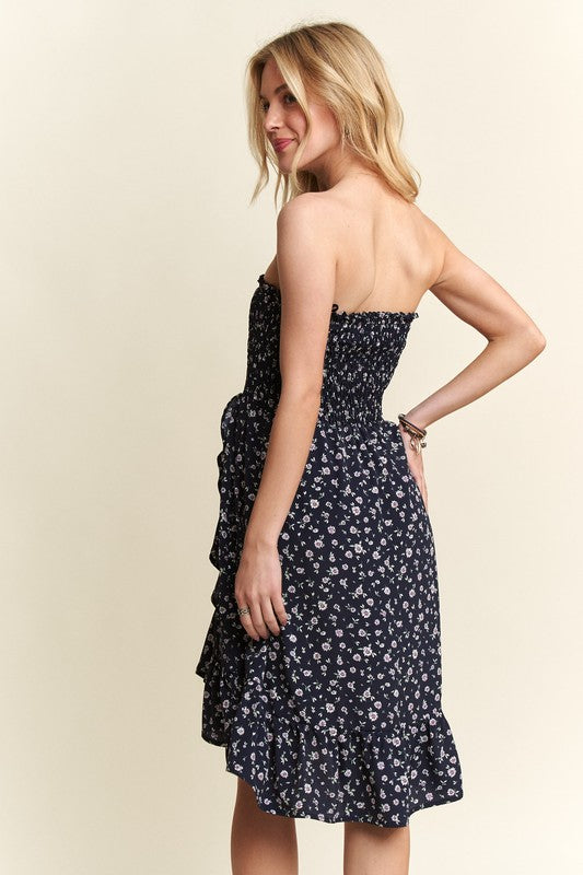 Smocked Floral Tube Dress with Pockets For Summer – FeminineFluttering Floral Tube Dress with Smocked Bodice and Convenient Pockets for a Stylish, Practical Look Stevvex