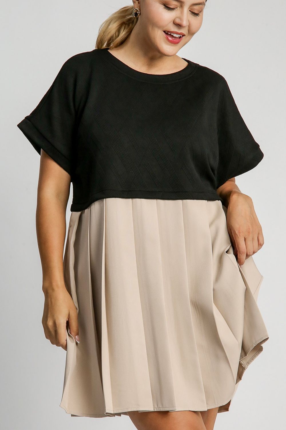 Black Full Size Round Neck Dress with Side Pockets Plus Size Casual Women Outdoor Dress Stevvex