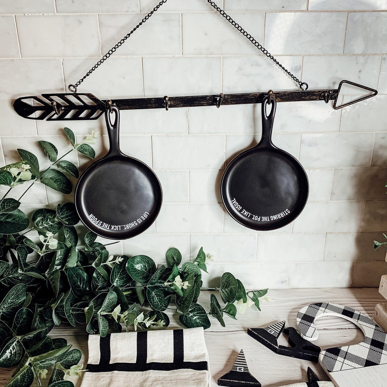 Arrow Wall Hook Hanger 6 Hook Metal Key and Jewelry Organizer Black 18x1.5x0.05 BandsCo Straps