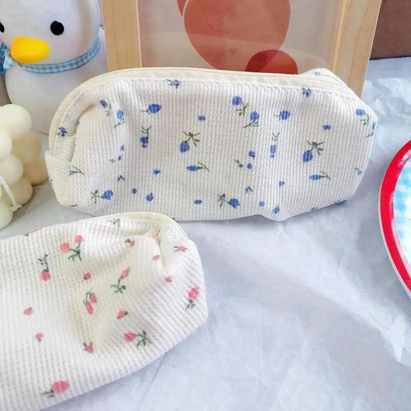 Simple Small Flowers White Fresh Style Pencil Bag Students Pencil Cases Unique Makeup Lightweight Cosmetic Bag Pouch Stevvex